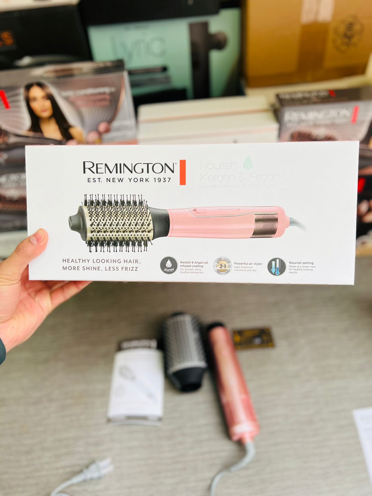 Remington 2 in 1  Nourish Keratin & Argan Oil Volumising Blow Dry Brush